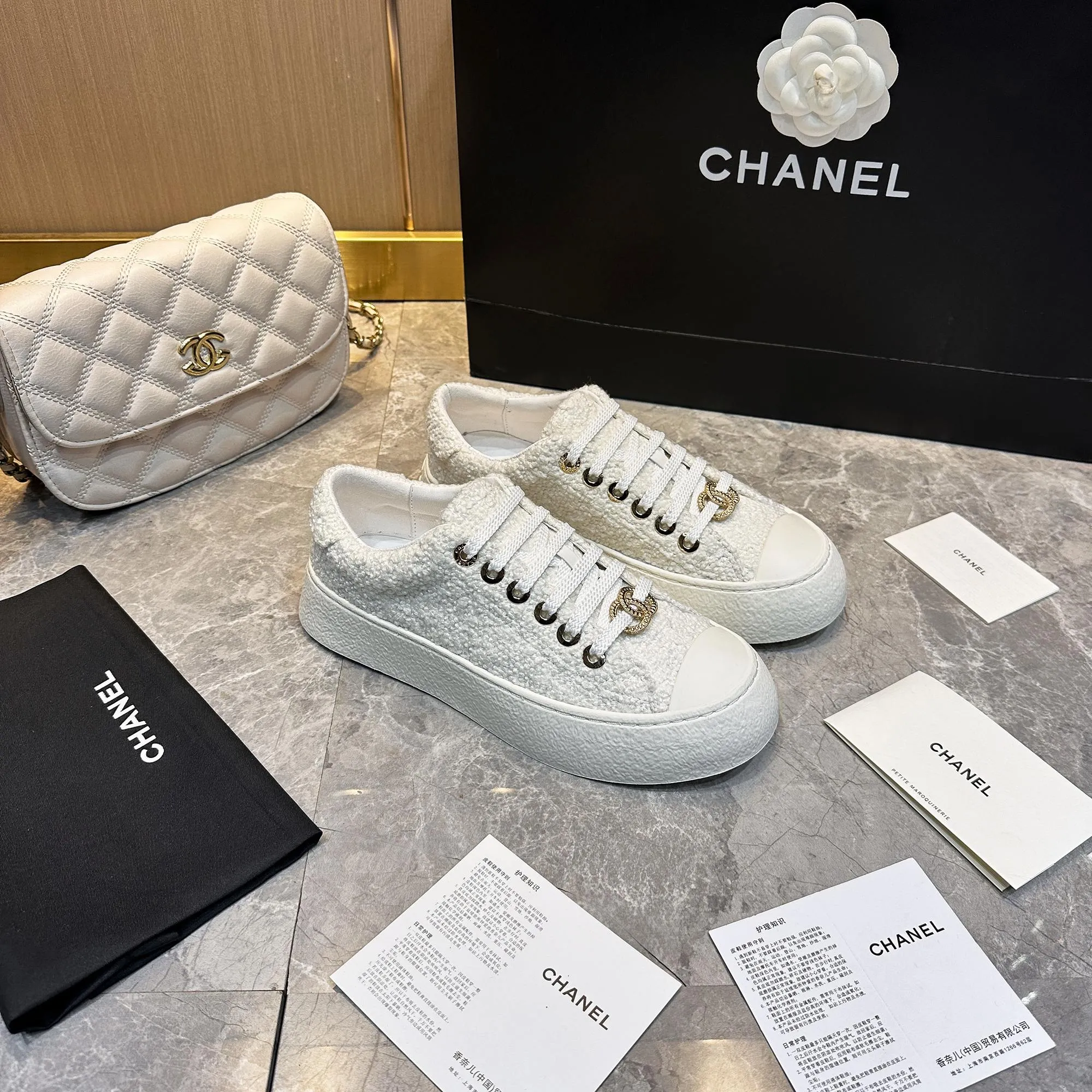 👟👟Ex-factory price 440👟👟 Chanel Chanel - 2024 counter top casual sports shoes This classic design; the upper is electro-embroidered with a variety of craftsmanship; the outsole is fashionable and sporty; it is extraordinary and incorporates a variety of color matching elements... The diversified mix and match is very good-looking and versatile, casual, fashionable, sports and outdoor can be taken into account... ꫛꫀꪝ Go➫ Material: ❶Upper made of: Original imported cowhide ❷Inside made of: original imported breathable sheepskin ❸Outsole based on: original TPU outsole Full set of boutique packaging for women 35–41